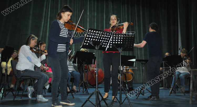 Мила Георгиева и Зорница Иларионова свирят заедно за първи път с Камерния оркестър на Хасково