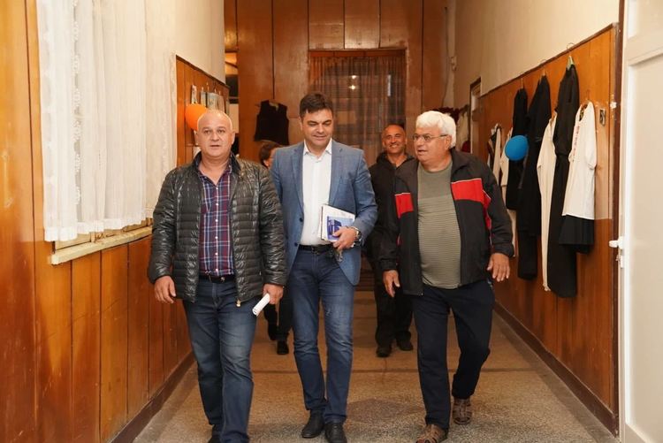 Иво Димов не управлява само от кабинета си, той е между хората и познава проблемите на всяко село