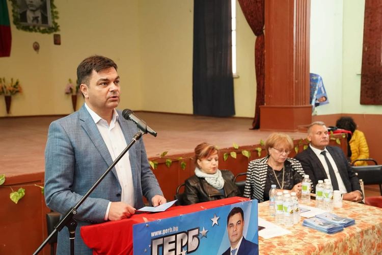 Иво Димов не управлява само от кабинета си, той е между хората и познава проблемите на всяко село