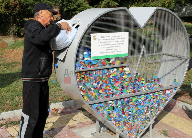 Възрастни събраха багажник с капачки за металното сърце