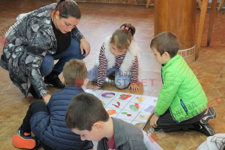 Деца от детската градина се запознаха с роботите Bee-Bot и ги програмираха