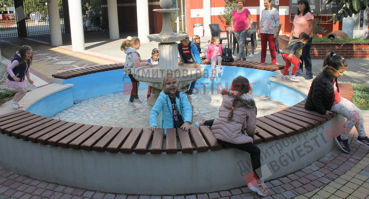 Деца от детската градина се запознаха с роботите Bee-Bot и ги програмираха