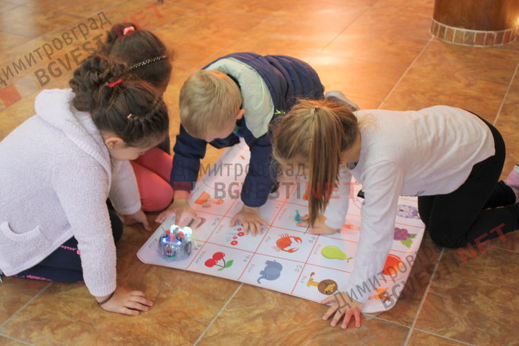 Деца от детската градина се запознаха с роботите Bee-Bot и ги програмираха