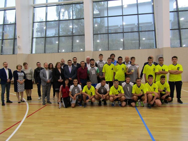 Министър Кралев се срещна със спортни звезди в Чепеларе, посети фабриката за ски