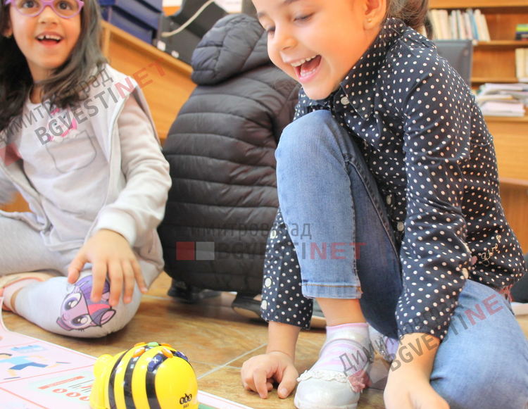 Деца от детската градина се запознаха с роботите Bee-Bot и ги програмираха