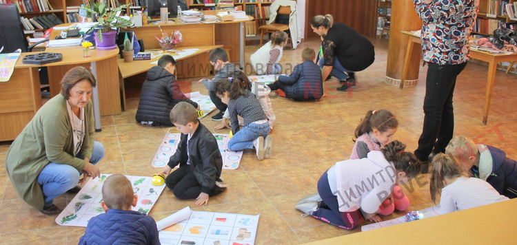 Деца от детската градина се запознаха с роботите Bee-Bot и ги програмираха