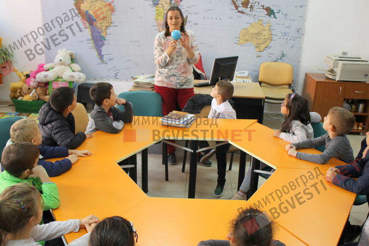 Деца от детската градина се запознаха с роботите Bee-Bot и ги програмираха