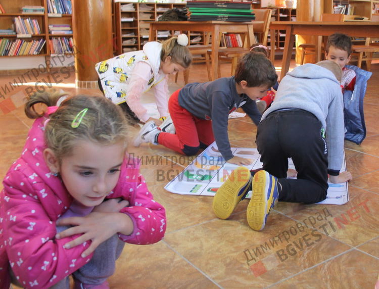 Деца от детската градина се запознаха с роботите Bee-Bot и ги програмираха