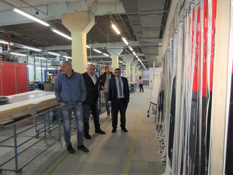 Министър Кралев се срещна със спортни звезди в Чепеларе, посети фабриката за ски