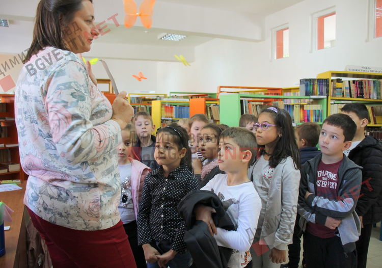 Деца от детската градина се запознаха с роботите Bee-Bot и ги програмираха