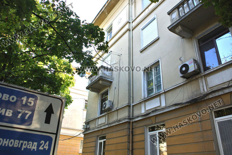 Полицаят е пострадал при кражба от апартамент в този блок