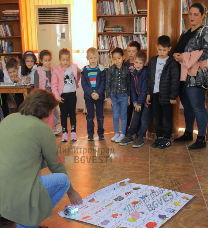 Деца от детската градина се запознаха с роботите Bee-Bot и ги програмираха