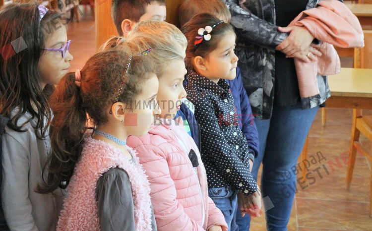 Деца от детската градина се запознаха с роботите Bee-Bot и ги програмираха