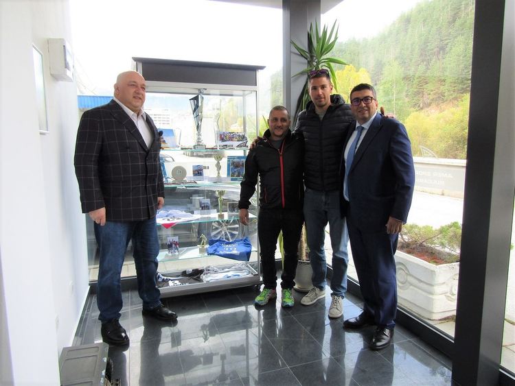 Министър Кралев се срещна със спортни звезди в Чепеларе, посети фабриката за ски