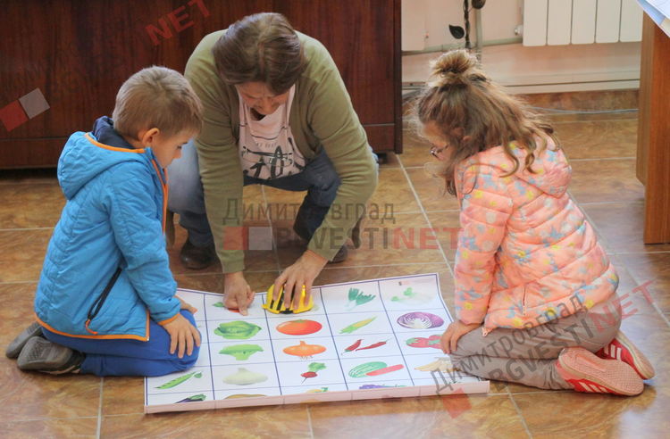 Деца от детската градина се запознаха с роботите Bee-Bot и ги програмираха