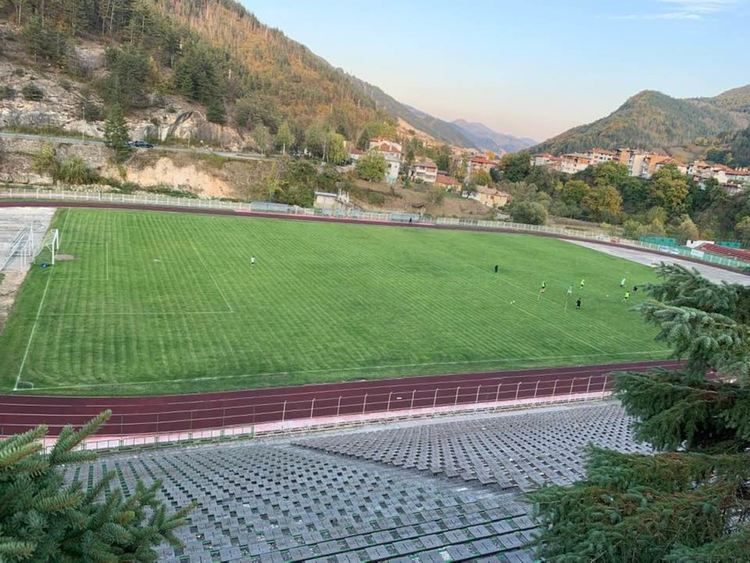 Министър Кралев се срещна със спортни звезди в Чепеларе, посети фабриката за ски