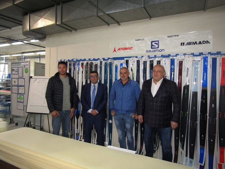 Министър Кралев се срещна със спортни звезди в Чепеларе, посети фабриката за ски