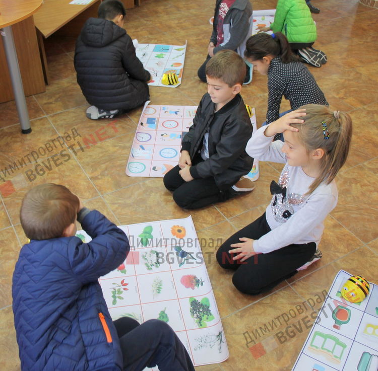 Деца от детската градина се запознаха с роботите Bee-Bot и ги програмираха