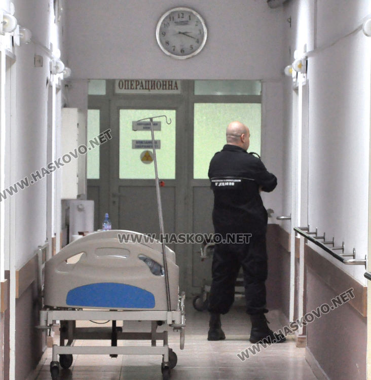 Домашен арест за полицая със счупен крак, крал заради борчове