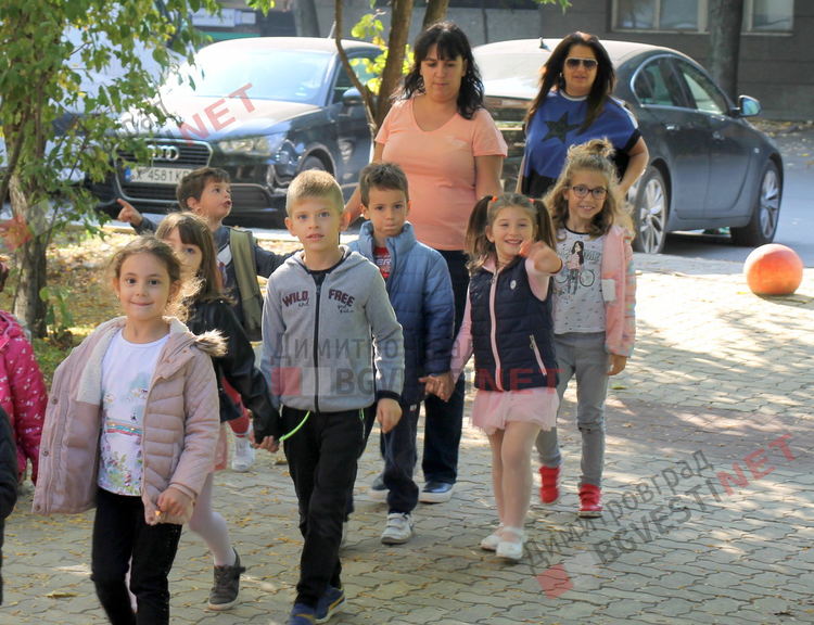 Деца от детската градина се запознаха с роботите Bee-Bot и ги програмираха