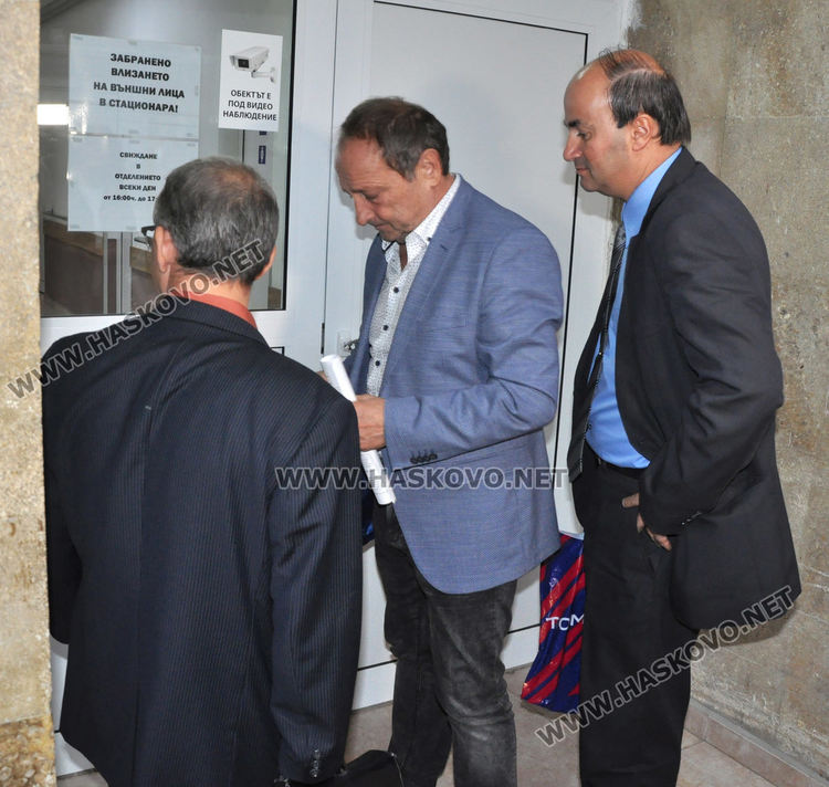 Домашен арест за полицая със счупен крак, крал заради борчове