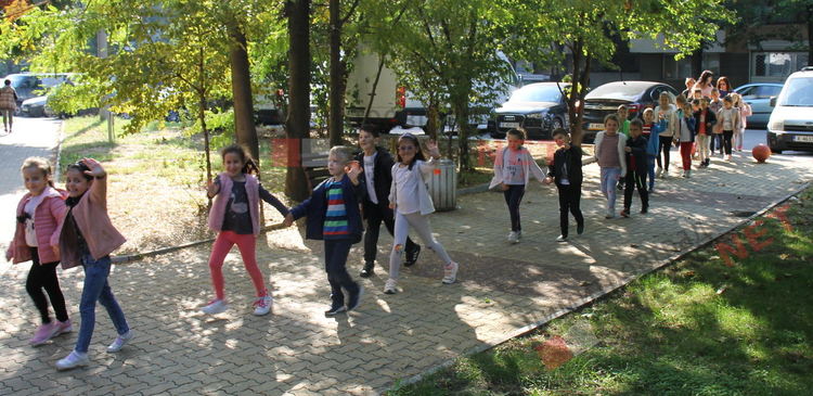 Деца от детската градина се запознаха с роботите Bee-Bot и ги програмираха