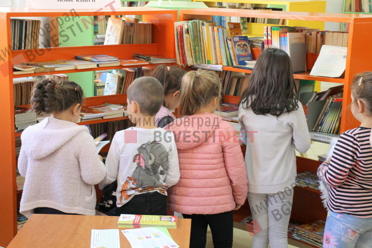 Деца от детската градина се запознаха с роботите Bee-Bot и ги програмираха