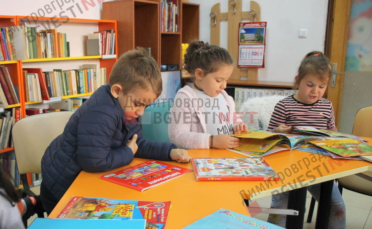 Деца от детската градина се запознаха с роботите Bee-Bot и ги програмираха