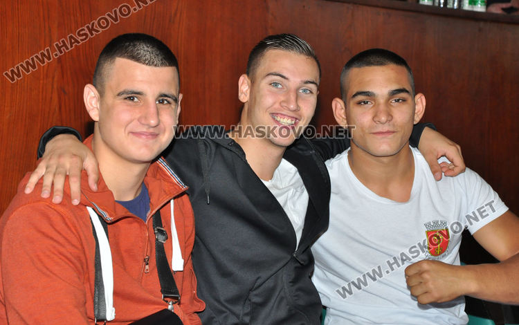 В публиката бе европейският шампион по бокс Емирджан Мехмед (в средата)