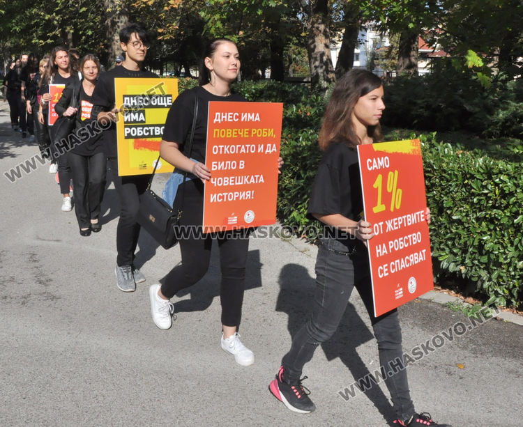 Деца, младежи и възрастни се включиха в поход срещу трафика на хора в Хасково