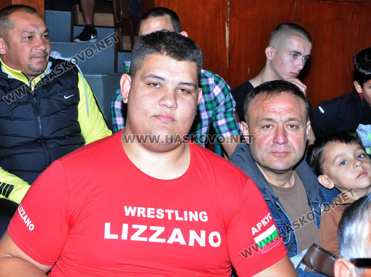 Хасковлият борец Хасан Хасан (вляво)