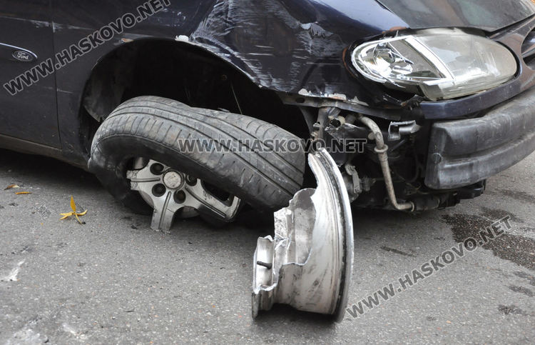 Форд се разби до детска градина в Хасково