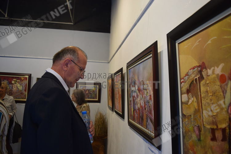 Фикри Емурла долетя на своите „две крила” за първа изложба в Кърджали