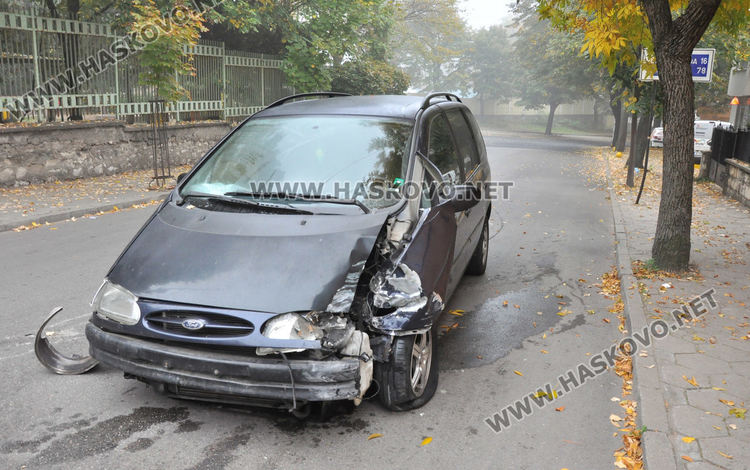 Форд се разби до детска градина в Хасково