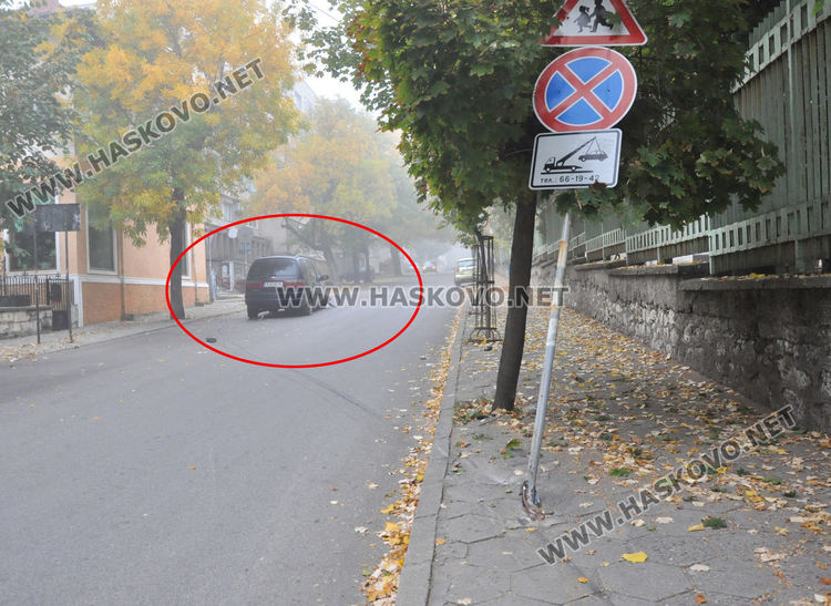 Форд се разби до детска градина в Хасково