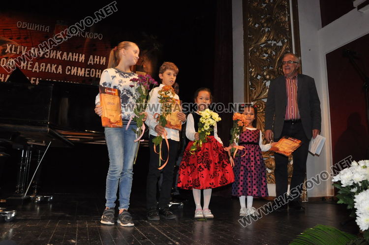 Поощрителни награди в първа възрастова група