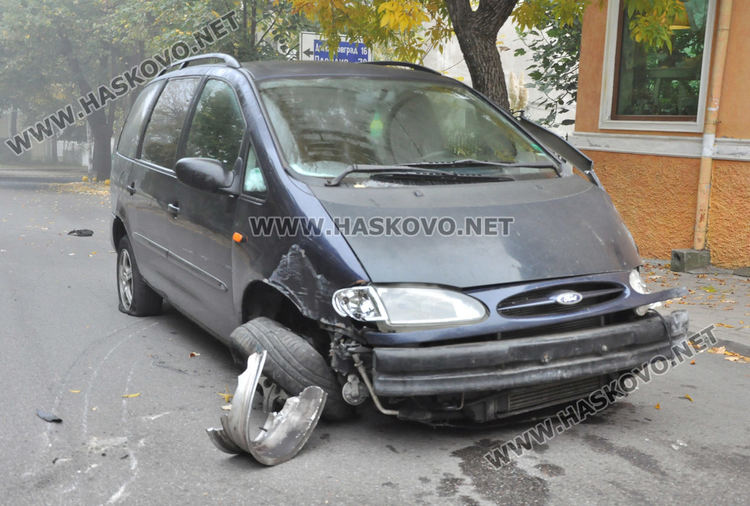 Форд се разби до детска градина в Хасково