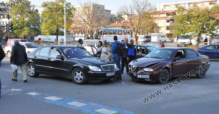 Мерцедес и Алфа катастрофираха до автогарата, водачите спорят за предимство