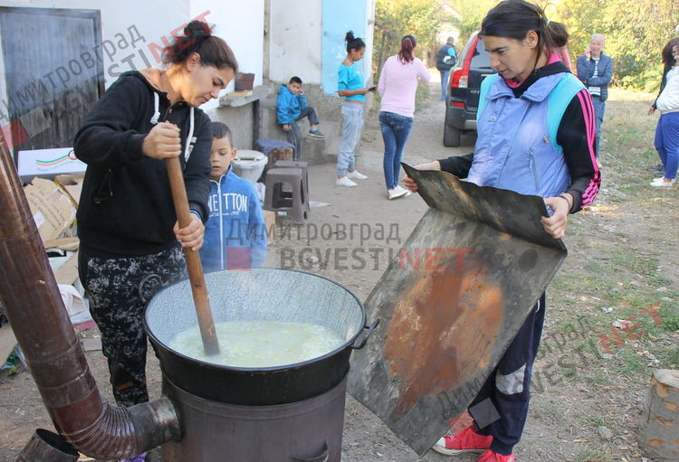 Даренията на димитровградчани трогнаха стотиците приютени хора от отец Иван в Якимово