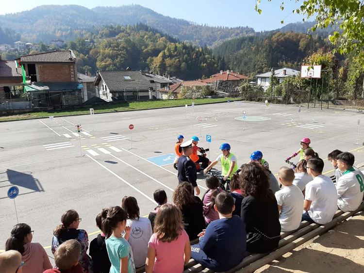 В Смолян е първото в страната уникално съоръжение с електромобил, мотопед и светофар, учи децата на безопасно движение