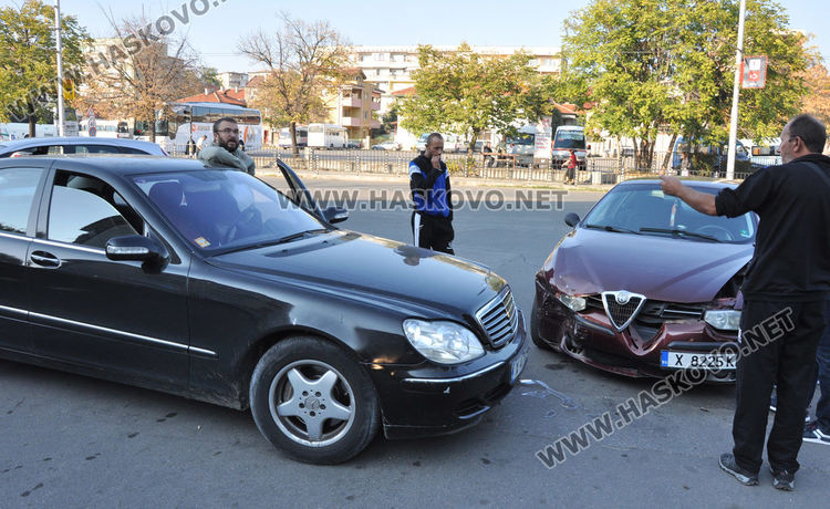Водачите на двете коли спориха за предимство