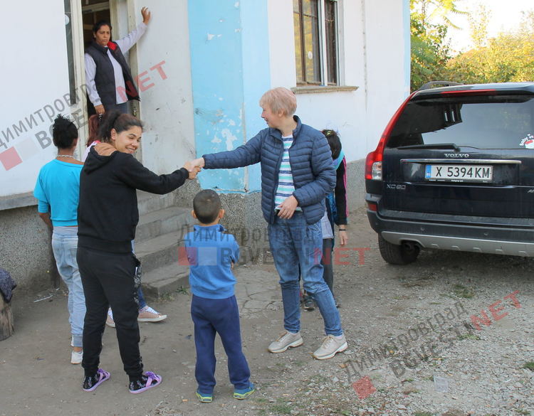Даренията на димитровградчани трогнаха стотиците приютени хора от отец Иван в Якимово