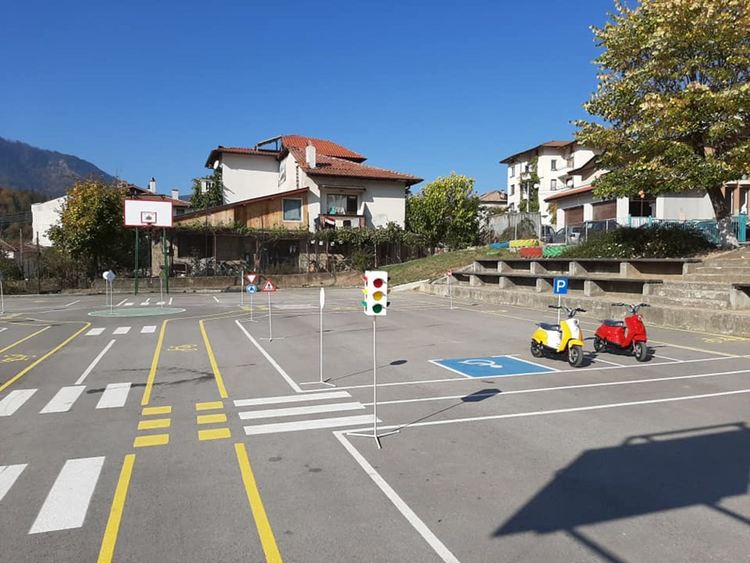 В Смолян е първото в страната уникално съоръжение с електромобил, мотопед и светофар, учи децата на безопасно движение