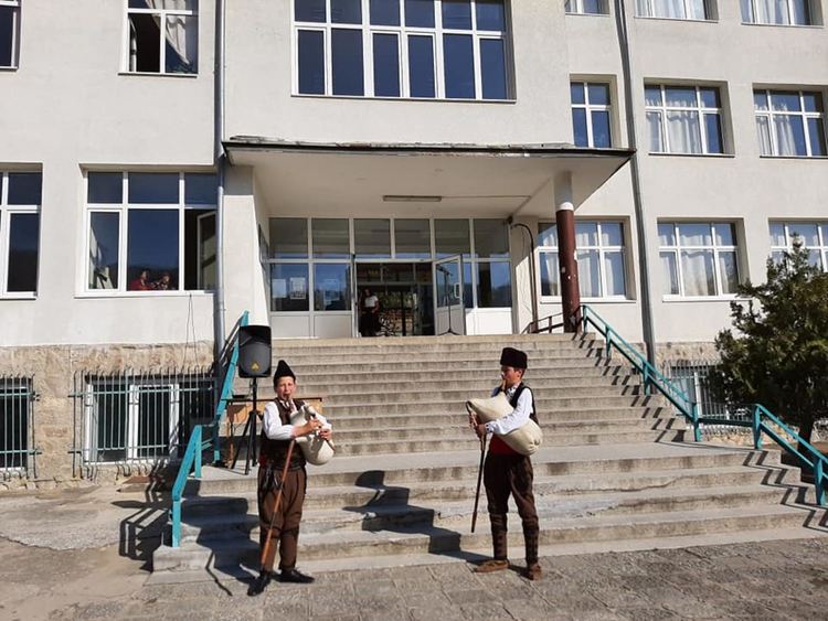 В Смолян е първото в страната уникално съоръжение с електромобил, мотопед и светофар, учи децата на безопасно движение