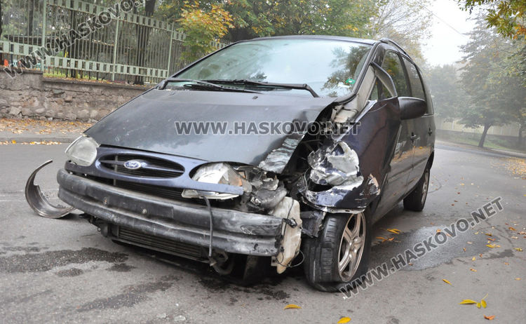 4 акта и до 6 м. без книжка за шофьора на Форда, избягал след две катастрофи