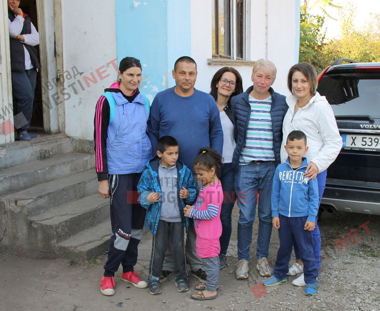 Даренията на димитровградчани трогнаха стотиците приютени хора от отец Иван в Якимово