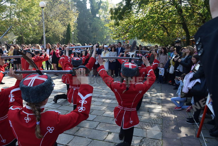37 венци бяха поднесени пред Паметника на Освободителите в памет на 10108 воини от Хасковския отряд
