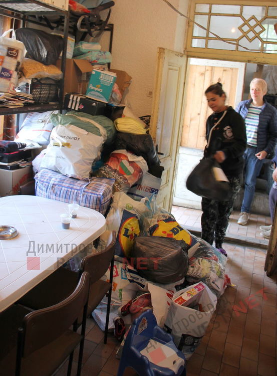 Даренията на димитровградчани трогнаха стотиците приютени хора от отец Иван в Якимово