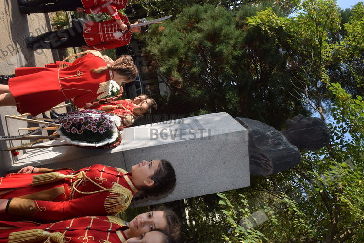 Политическият елит на Кърджали се поклони пред паметника на ген.Делов, първа бе председателката на Народното събрание 