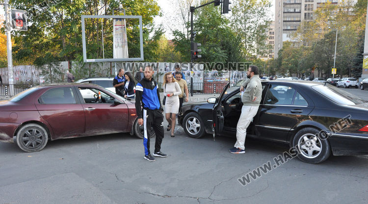 Мерцедес и Алфа катастрофираха до автогарата, водачите спорят за предимство